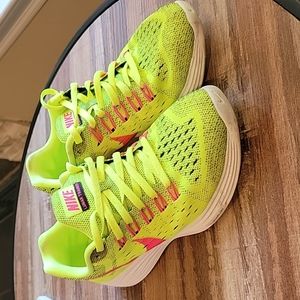 Nike Womens Luna Trainer Sneakers, size 6